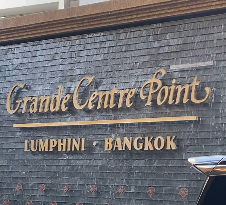 Отель расположен рядом с легендарным парком Люмпини, которому более 100 лет.