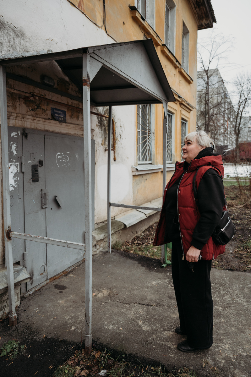 Светлана Сюсюкина у подъезда старого дома