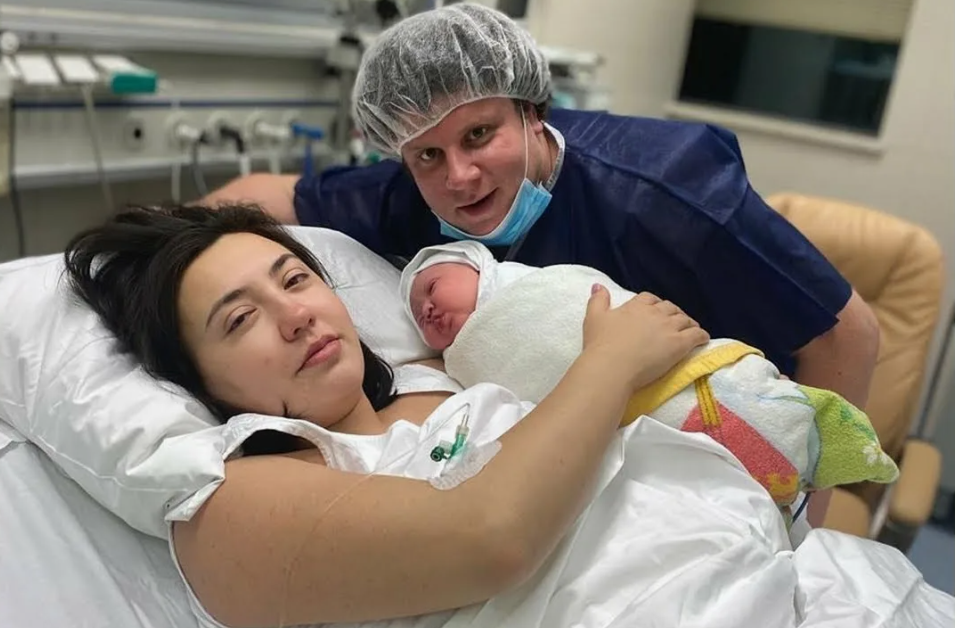 Евгений Кулик. У него и его жены, актрисы и дизайнера Регины Гайсиной родился третий ребенок – сын. Из открытого источника яндекс фото