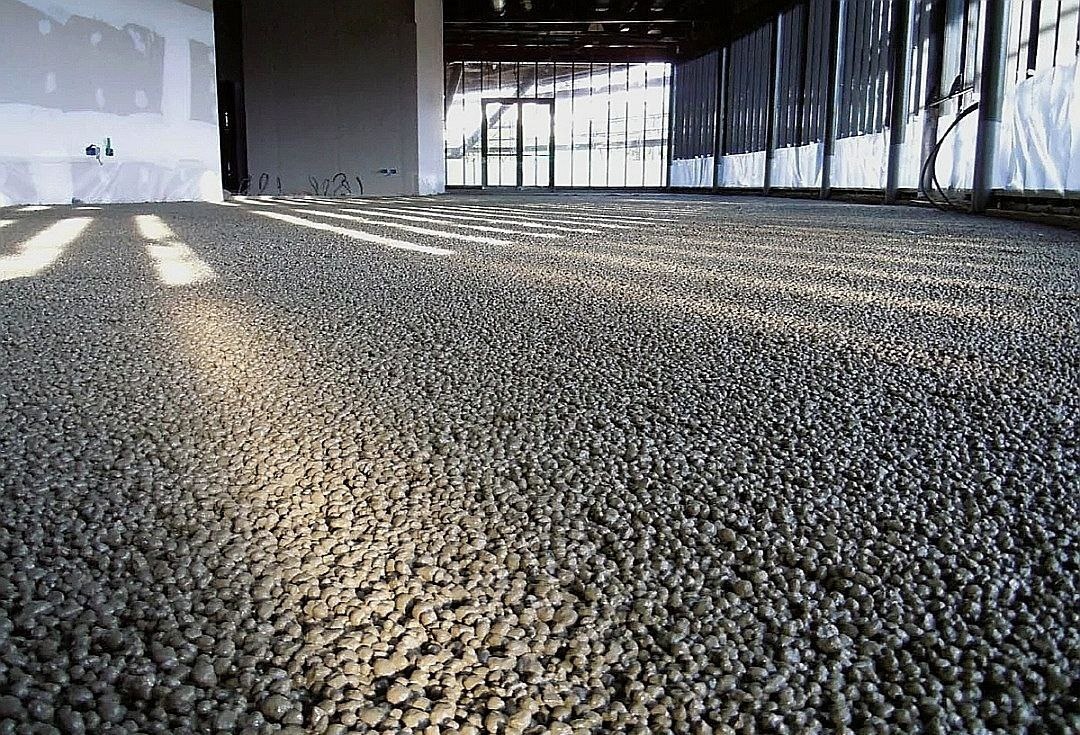 Пролитый цементным молочком керамзит. Фото из открытых источников