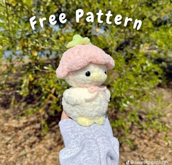 Утёнок в шапке клубнички🍓🦆