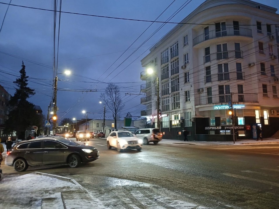   В Калуге на перекрёстке Никитина и Луначарского светофоры работают в аварийном режиме.