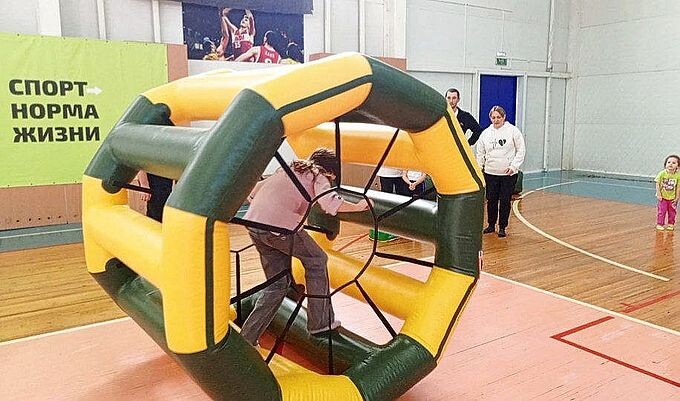 Девочка приближается к финишу в надувном колесе