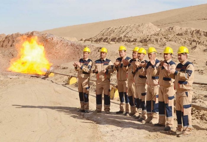 Специалист ГК Türkmengaz открывают новую скважину