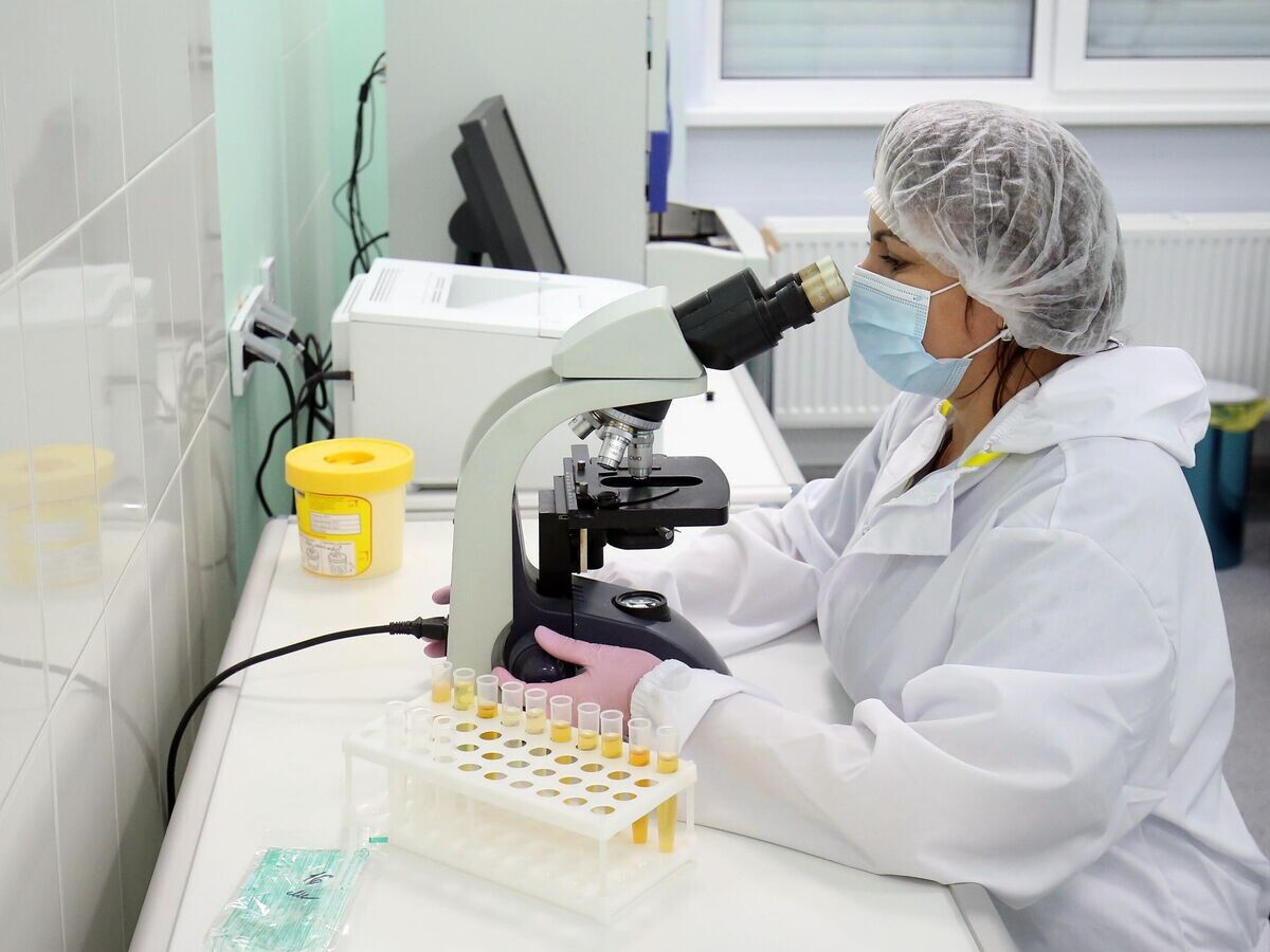    Медицинский работник во время работы с анализами в клинико-диагностической лаборатории | © РИА Новости / Кирилл Брага
