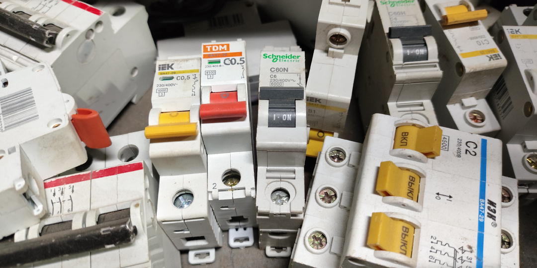 Как отличить поддельный автомат от настоящего? 5 признаков, которые спасут вашу проводку