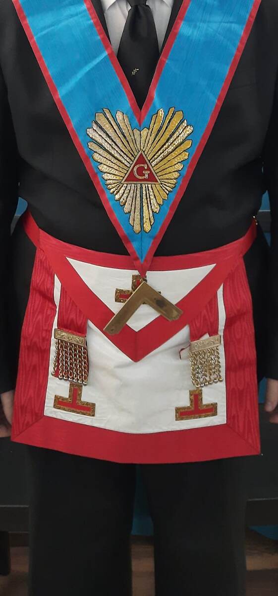 Облачение Досточтимого мастера - нагрудная лента с подвеской в виде наугольника и запон досточтимого мастера с тремя Тау.