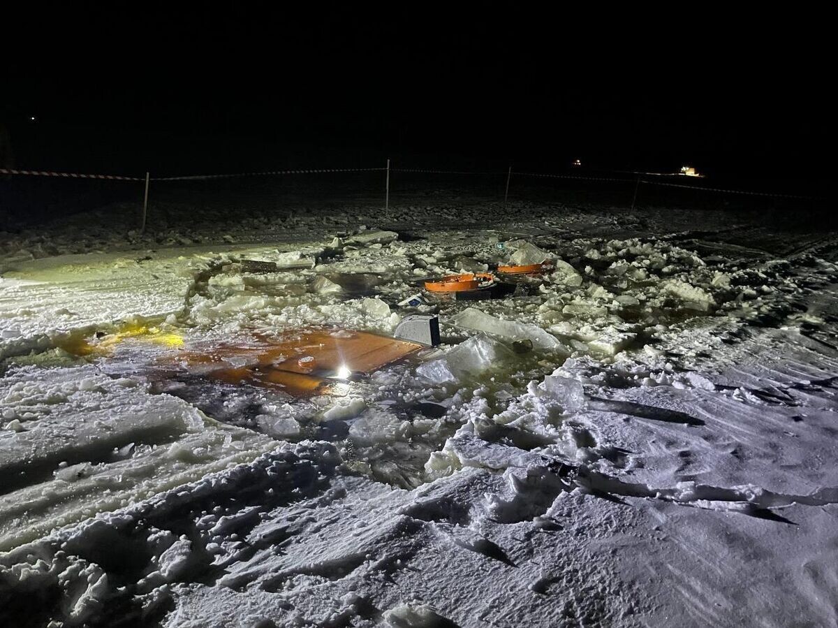    Бензовоз с топливом провалился под лед на переправе в Мезенском округе Архангельской области | © Фото : ГУ МЧС России по Архангельской области