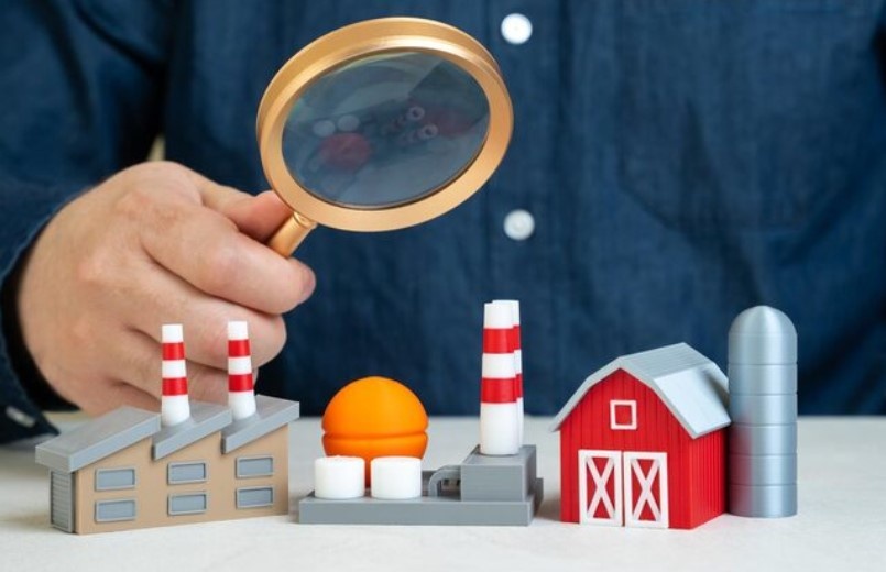 На первом этапе СОУТ работодатель издает приказ о создании комиссии из нечетного числа членов, включая специалиста по охране труда, представителя профсоюза и работников, для объективной оценки