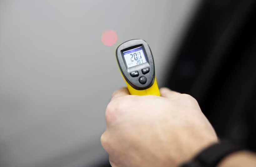 Эксперт совместно с комиссией проводит анализ потенциальных вредных факторов