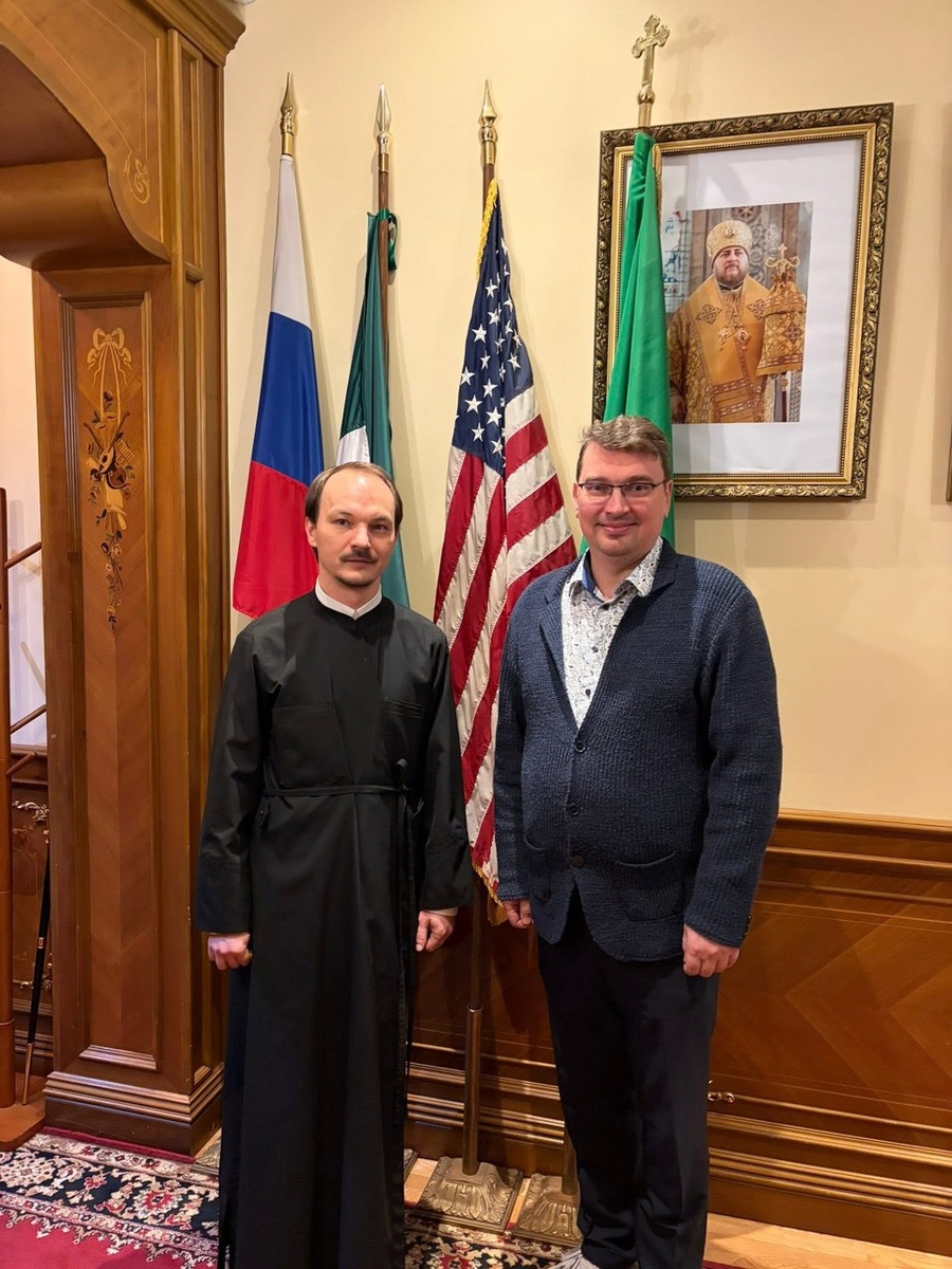    С секретарем Патриарших приходов в США игуменом Никодимом (Балясниковым). Фото: Генеральное консульство РФ в Нью-Йорке