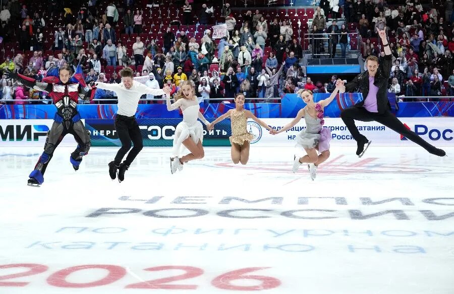 Все чемпионы России по фигурному катанию — Петр Гуменник, Иван Букин, Александра Степанова, Аделия Петросян, Александра Бойкова и Дмитрий Козловский (слева направо)./ФОТО Марии ШЕРИХ