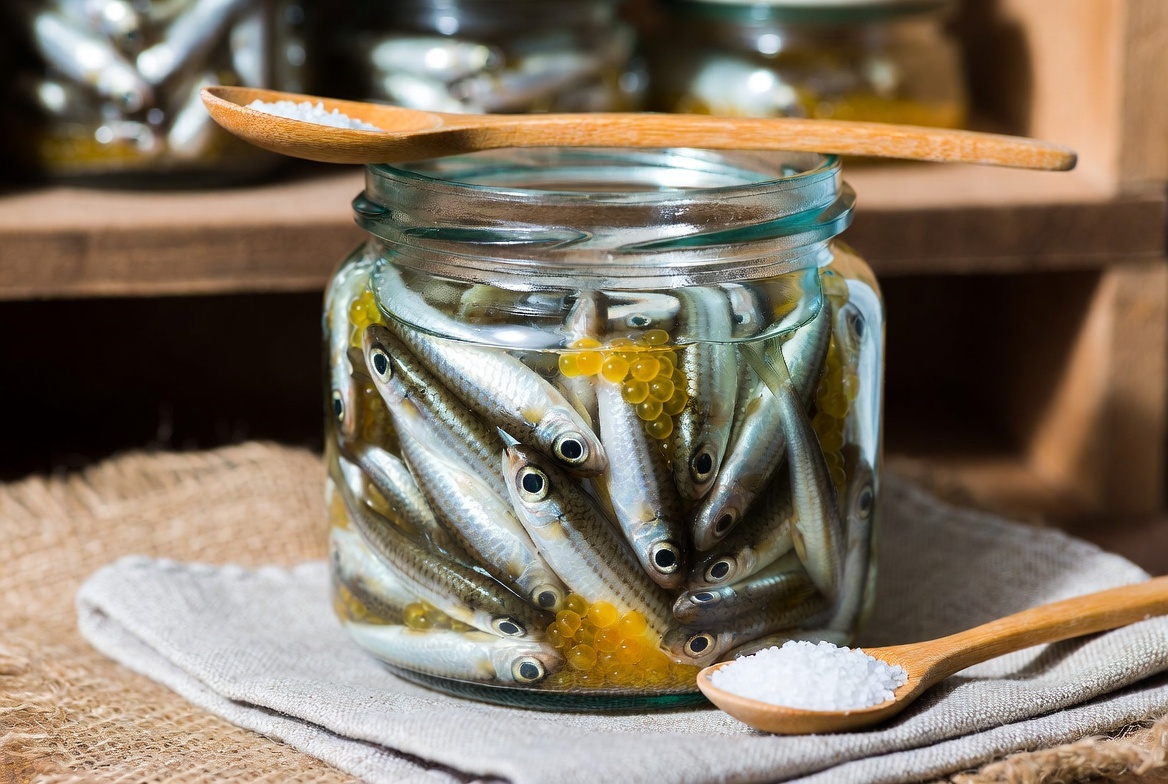 Карельская ‘снетковая икра’: как солили мелкую рыбу целиком — и почему её ели с ржаным хлебом без масла.