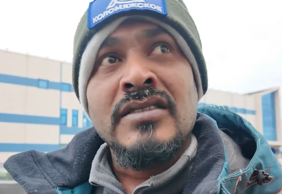 Мигрант из Индии по имени Малават работает дворником в Питере (кадр видео издания «Фонтанка.ру»)