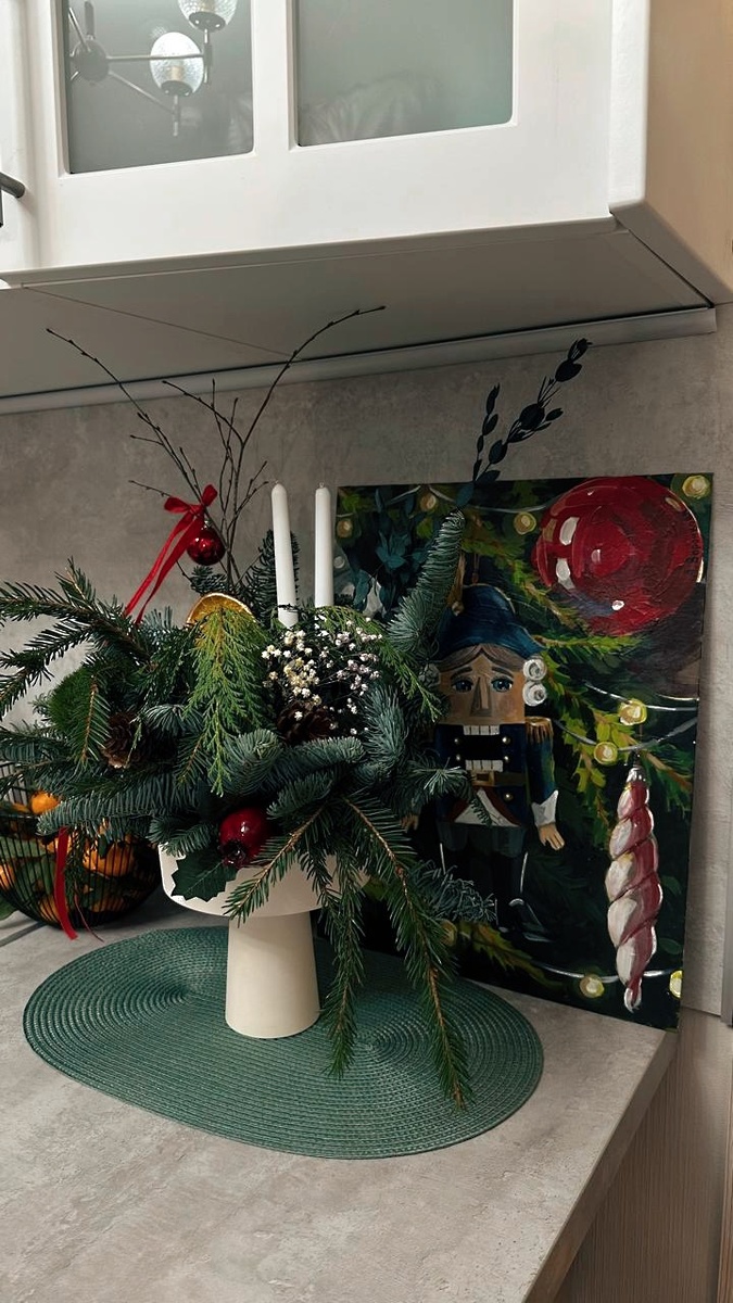 Подруга тоже собрала вазу-кензан и украсила им кухню. Мне, кстати, очень нравится, когда в новогодних композициях используют тематические картины или постеры. У меня такой зайчик с Wildberries, которого покупали с вами вместе в прошлом году, а у подруги «живая» картина, которую она купила у художницы. В ТГ вчера давала артикул зайки и подборки похожих картин. Посмотрите, если давно искали и никак не могли найти подходящую 🎄