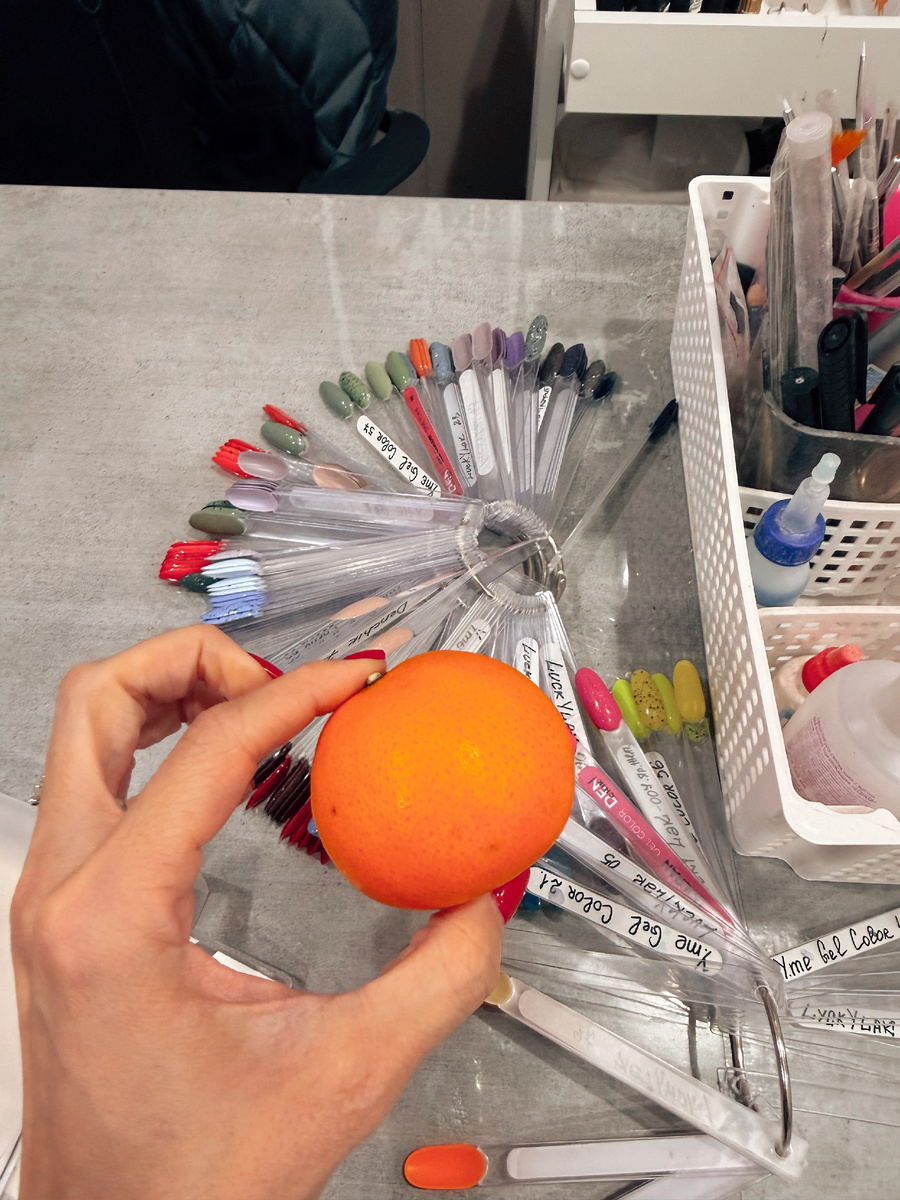 Декабрь — всегда волшебный, но многим с возрастом чувствовать сказку становится сложнее. Иногда дело в изменившейся погоде, иногда из-за тех событий, которые происходят в мире, иногда просто слишком много работы, но в такие моменты я всегда себе напоминаю, что если и не для себя, то для своих детей и близких мы должны сделать праздник. Кстати, мужчинам часто будто и не надо этого домашнего волшебства, но если дом украсить, повесить гирлянду, поставить елку и достать прочий декор, то даже у них просыпаются детские воспоминания, и ощущение волшебства возвращается. Поэтому я часто повторяю, что женщины — это феи и волшебство они творят не только для детей, но и для всех членов семьи. 