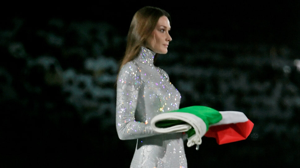 До 2008 года Карла Бруни имела только итальянское гражданство, хотя с пятилетнего возраста жила во Франции На фото: модель на церемонии открытия зимних Олимпийских игр 2006 года в Италии, 2006 год.📷Фото: Eric Gay / AP