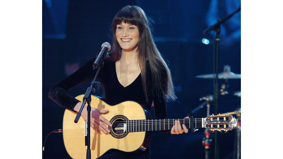 В 19 лет Карла Бруни начала карьеру фотомодели. Ее первая значительная работа — фотосессия для бренда Guess. Благодаря своей внешности и харизме она быстро добилась успеха На фото: на французской музыкальной премии Victoires de la Musique в 2004 году Карла Бруни удостоилась первого места.📷Фото: Francois Mori / AP