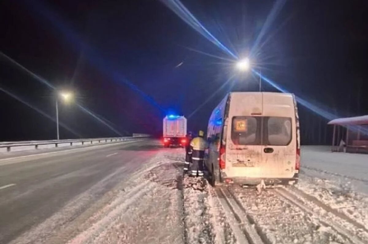    В Башкирии автобус с юными спортсменами застрял на трассе в непогоду