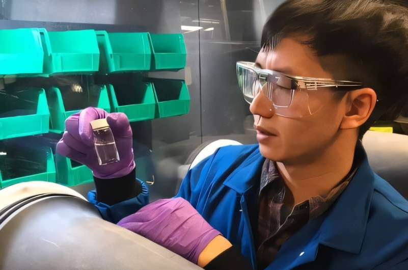 Первый автор статьи, доктор Вэньчжань Сюй, держит бутылку волшебной ионной жидкости.