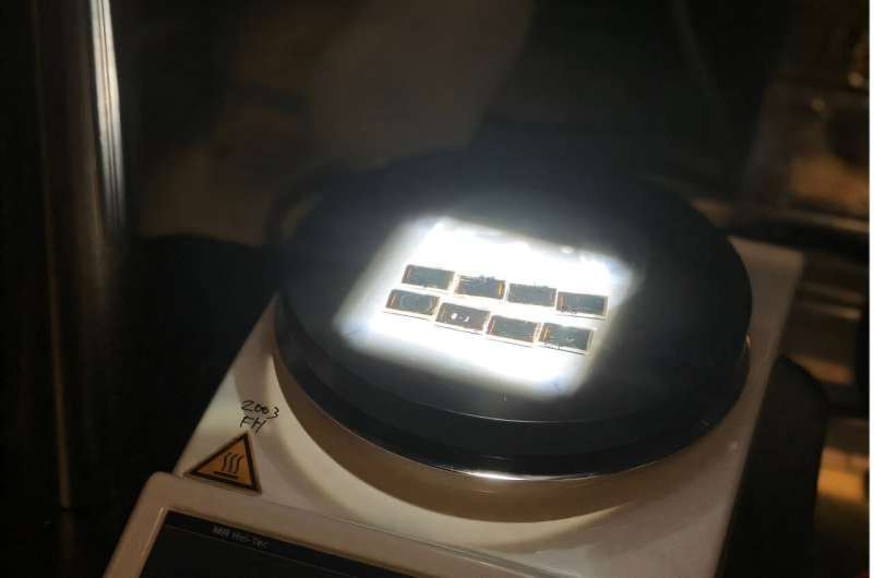 Улучшенные солнечные батареи команды тестировали при освещении 90°C и менее 1-солнечной яркости.