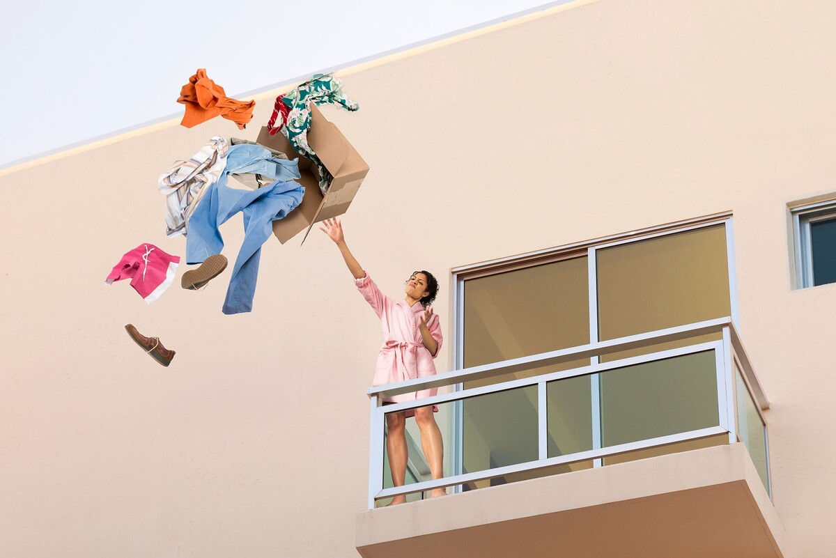 Фото из интернета. Хозяйка провожает гостя.