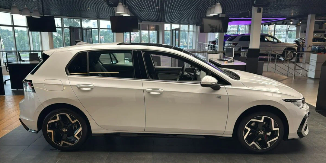 Любимый хэтчбек европейцев снова продаётся в России. Сколько он стоит?