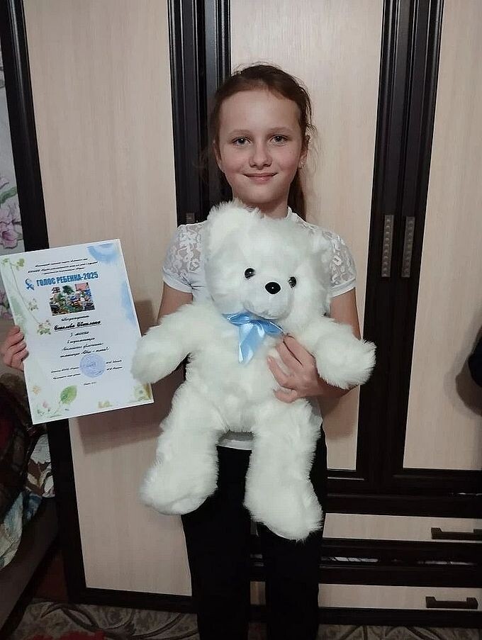Девочка награждена грамотой и мягкой игрушкой за участие в проекте «Голос ребёнка — 2025»