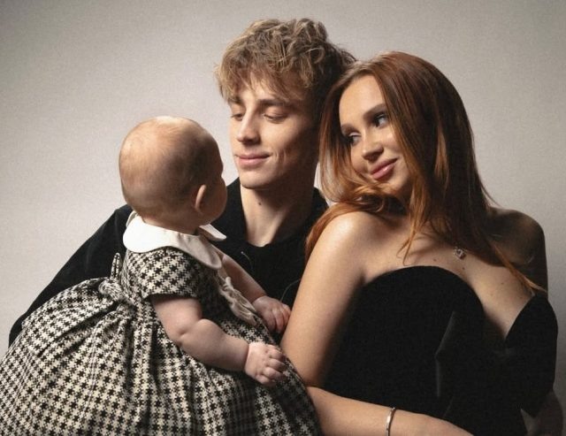    Влад А4 и Юлия Годунова с ребенком. Фото: социальные сети