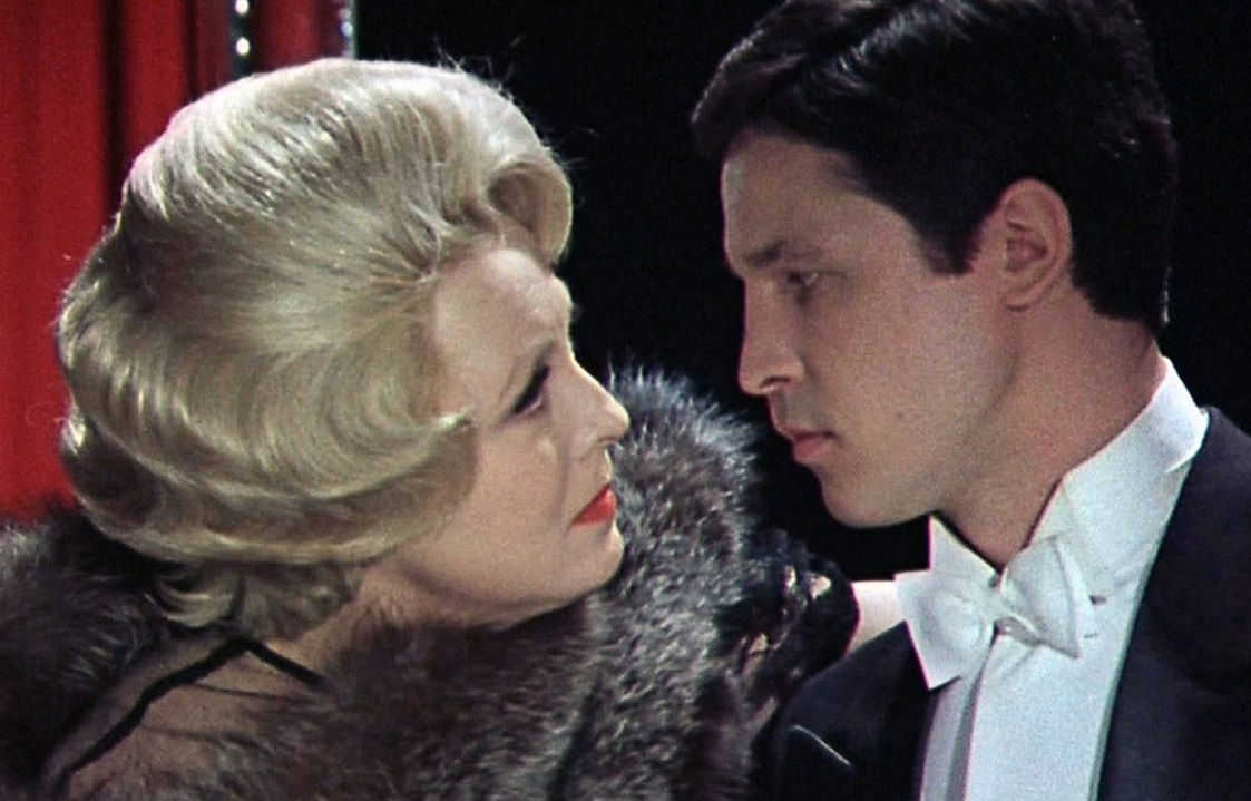 Кадр из фильма «Театр» (1978). Скриншот. Зачем этой даме какой-то малолетка?!