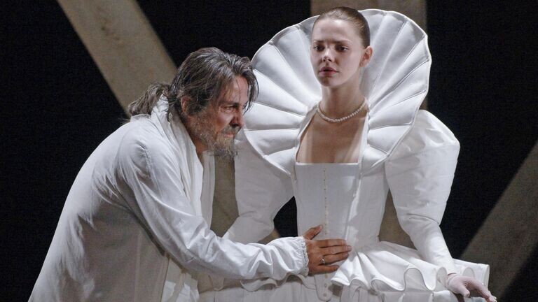 За образ Гонерильи в постановке «Король Лир» получила премию «Золотой софит» в категории
«Лучший дебют». Слева - Пётр Семак (английский король Лир). Фото из архива "7 секретов"