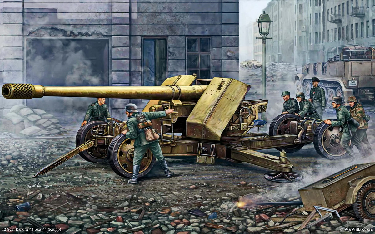 Общий вид 128-мм ПТО Рак 44 на лафете Круппа разворачиваемого расчётом в 
положение для ведения огня на улице одного из европейских городов. На заднем плане виден тягач.
