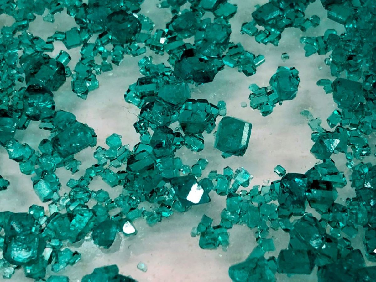    Кристаллы синтетического буссенготита – аналога минерала, найденного в метеорите Orguei / © Профессор СПбГУ Сергей Бритвин, кафедра кристаллографии