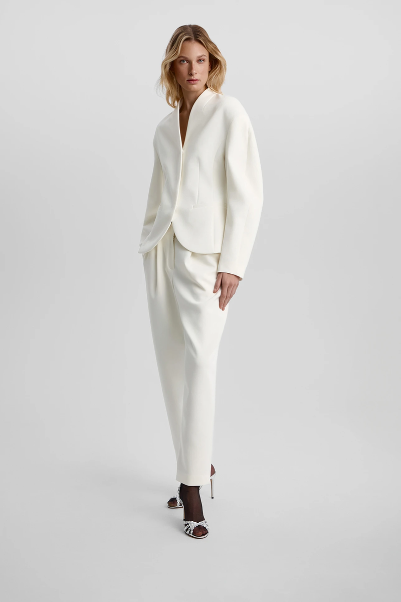 Не менее эффектный выход в белом костюме