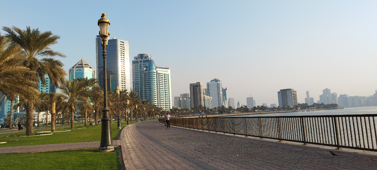 Набережная Аль‑Маджаз и канал Аль‑Касба — места для вечерних прогулок с видами на подсвеченные небоскрёбы.