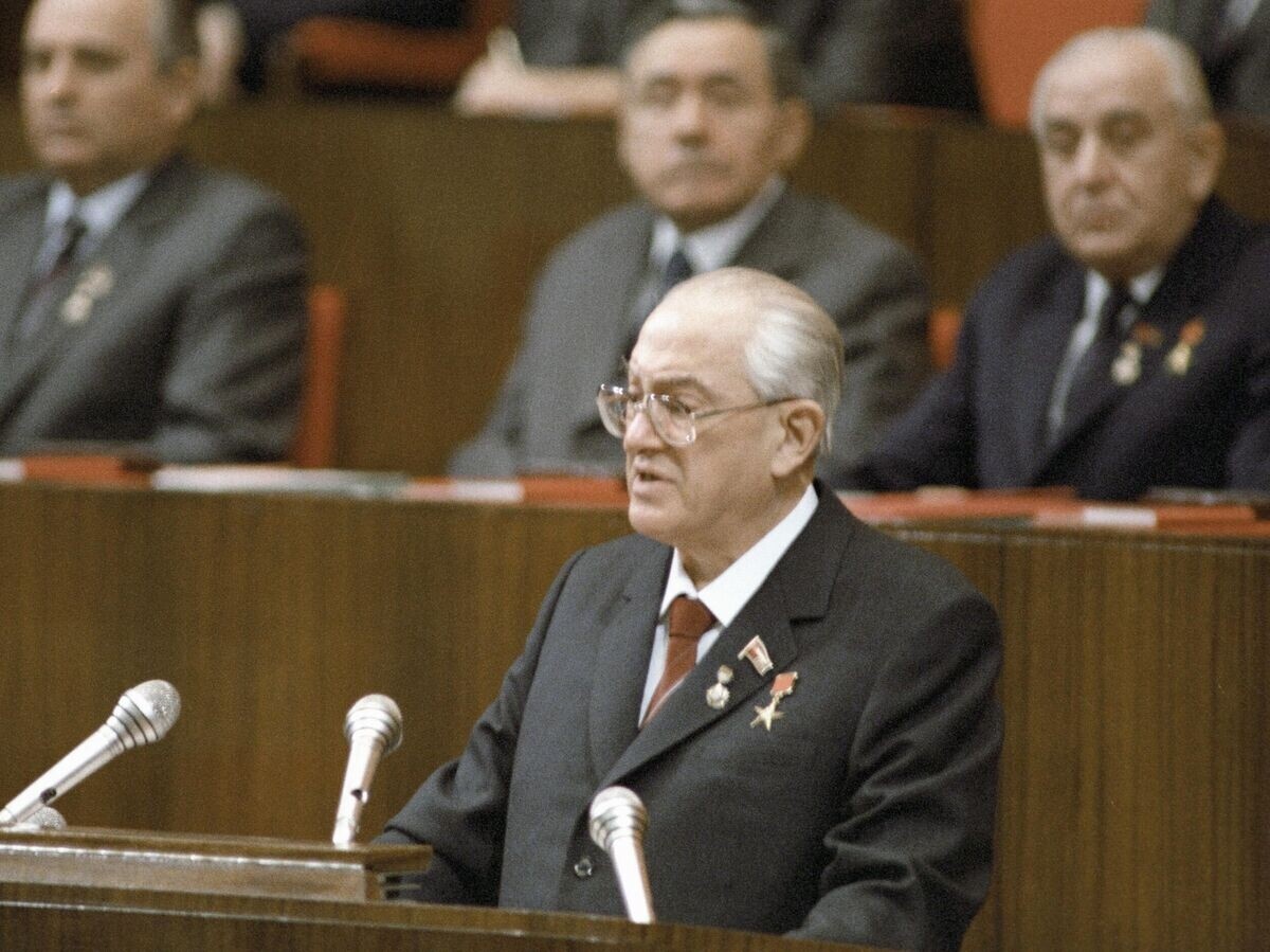 Генеральный секретарь ЦК КПСС Юрий Андропов выступает с докладом на торжественном заседании ЦК КПСС, ВС СССР и ВС РСФСР, посвященном 60-летию образования СССР | © РИА Новости / Юрий Абрамочкин