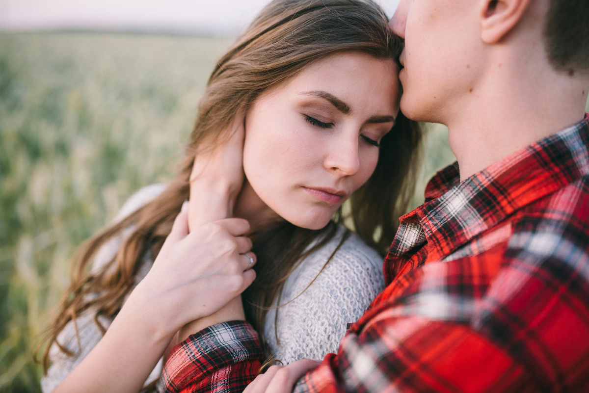 Пара в близком контакте — доверие, спокойствие и эмоциональная связь в отношениях