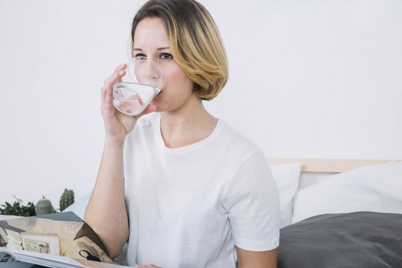    Стакан воды утром. Фото: Freepik.