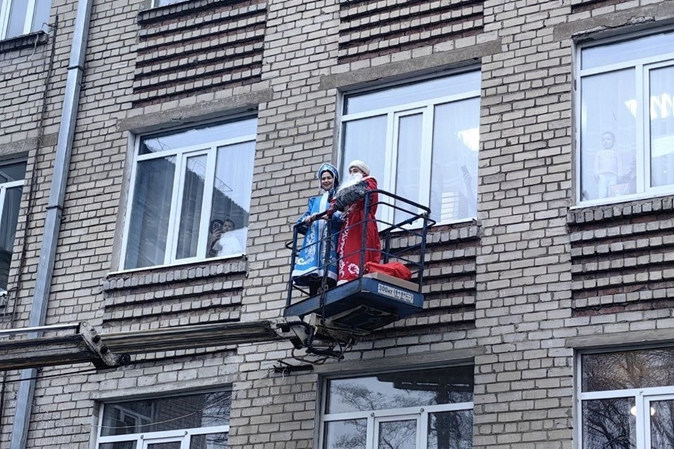    Дед Мороз и Снегурочка поздравили юных пациентов Донецкого ИНВХ. Фото: «Женский клуб» ДНР