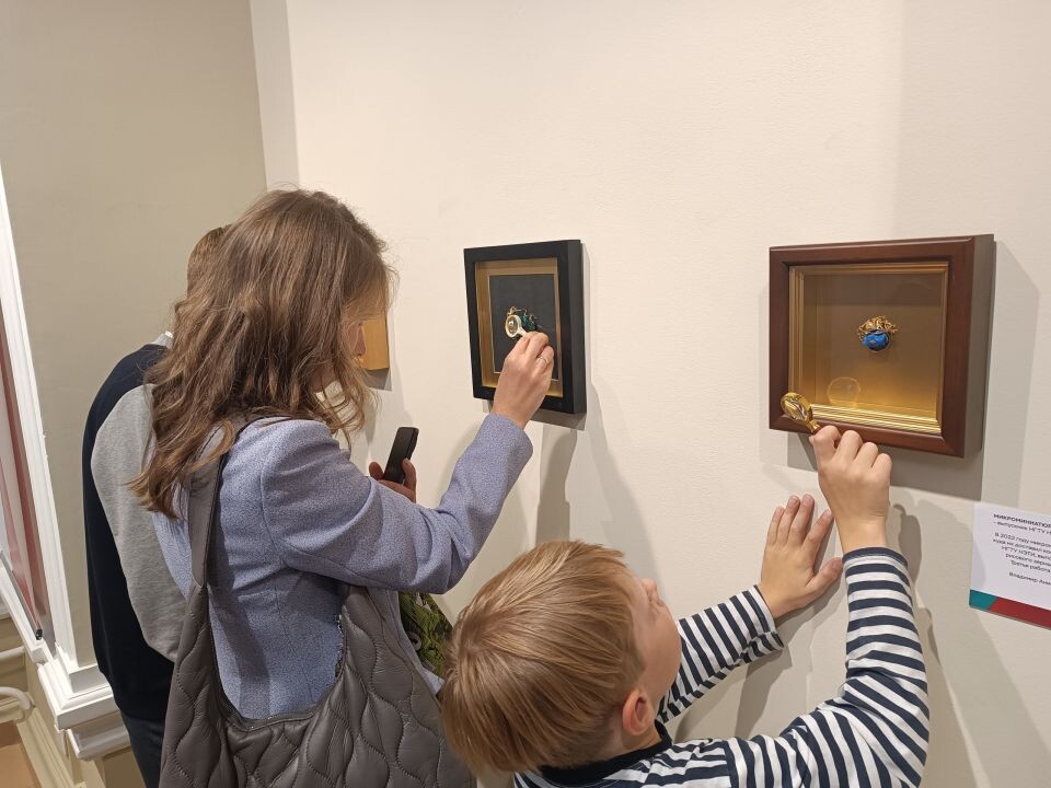    Работы Владимира Анискина на выставках посетители рассматривают через увеличительные стекла. Источник: Владимир Анискин