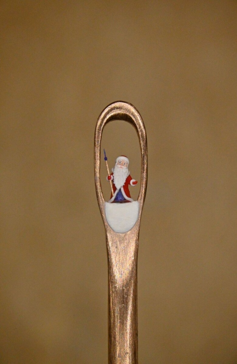    Мастер миниатюр Владимир Анискин создал Деда Мороза и лосенка в игольном ушке. Источник: t.me/aniskinmicro