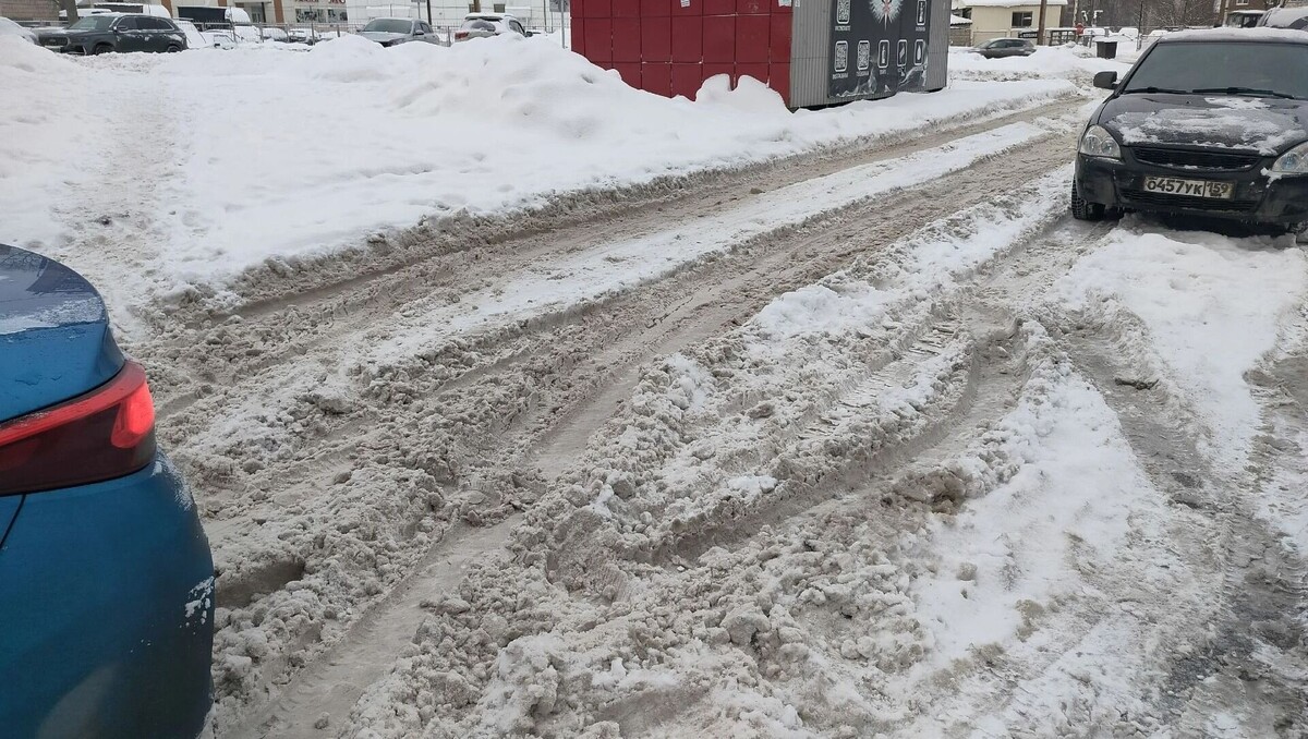    Нечищеные от снега дороги и тротуары около домов 61, 63 на Клубной   Мария Мезинская / udm-info.ru