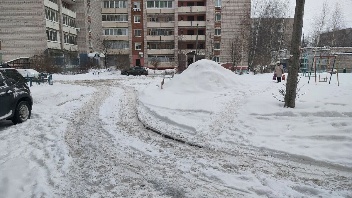    Нечищеные от снега дороги и тротуары около домов 61, 63 на Клубной   Мария Мезинская / udm-info.ru