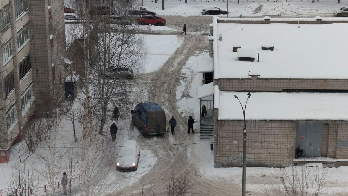    Автомобиль почты застрял на неочищенной от снега дороге улица Клубная, дома 61, 63   Мария Мезинская