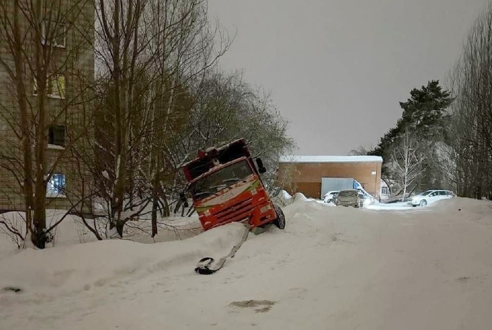    Ситуацию усугубляют гололед и припаркованные автомобили. Фото: АО «САХ»