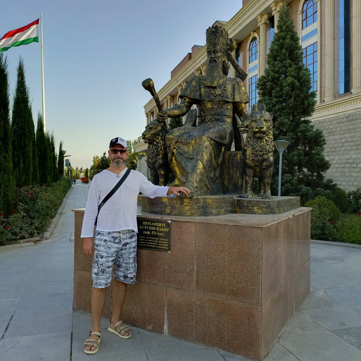 У здания музея. Монумент Киру Великому