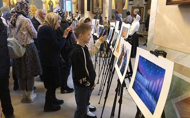 В тверском храме открылась выставка картин парализованной девушки