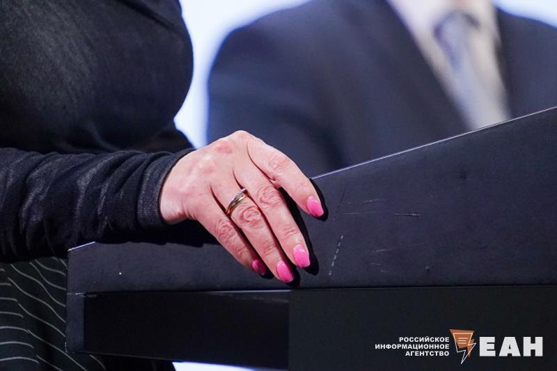    ЕАН. Женская рука