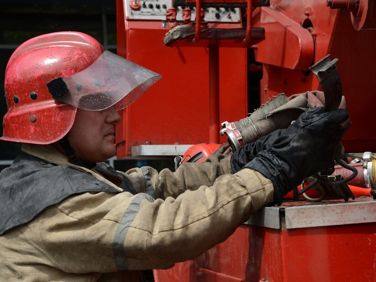    Пожарный работает на месте происшествия© РИА Новости . Наталья Селиверстова