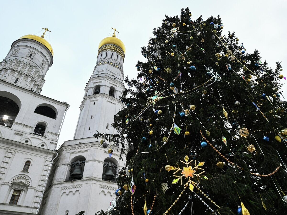    Главная новогодняя елка страны на Соборной площади Московского Кремля | © РИА Новости / Кирилл Зыков